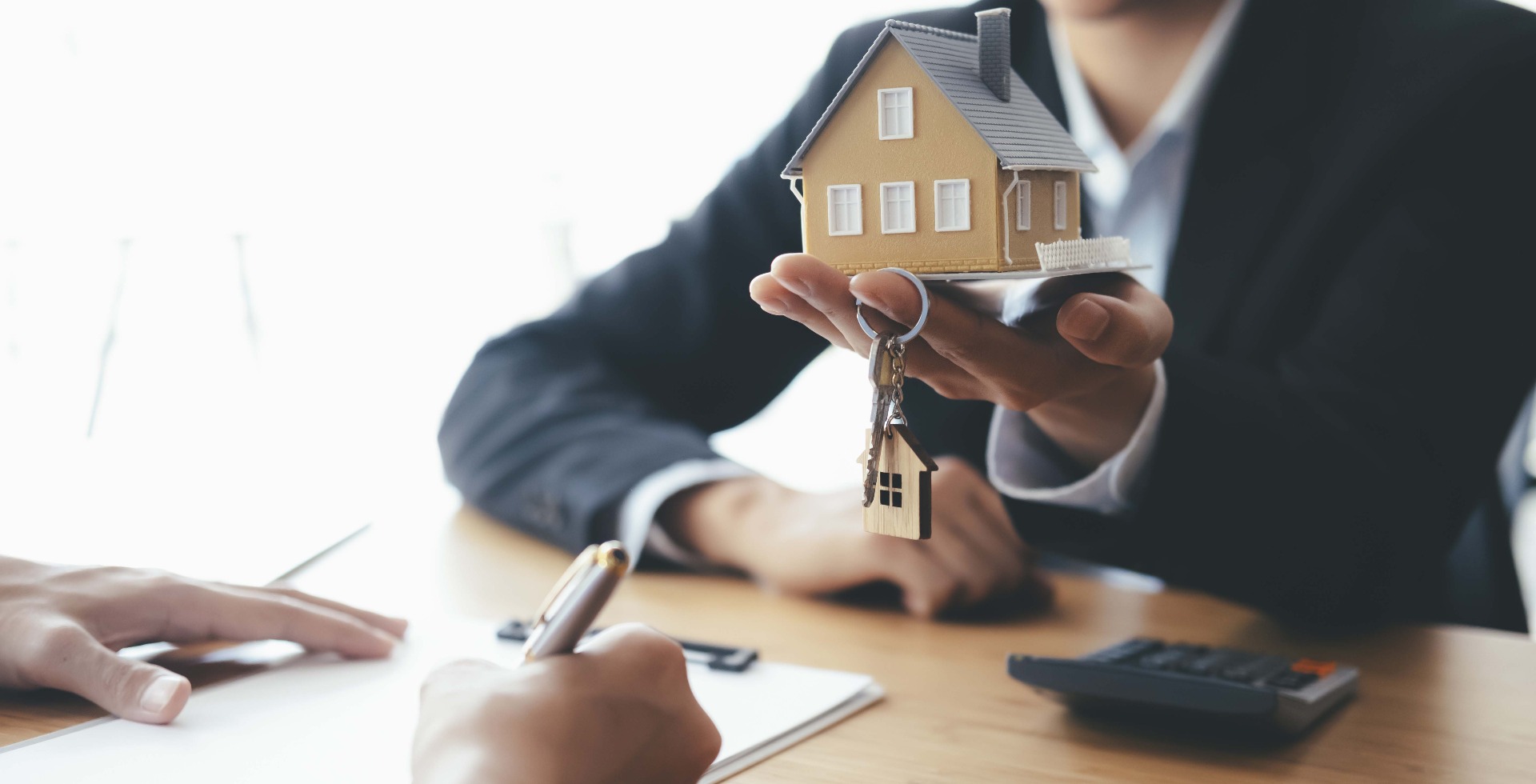 Asesoramiento profesional para vender tu propiedad en Gijón con Distrito Este